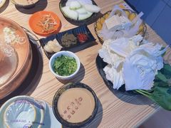 -洞庭洲·防空洞火锅·烧烤·铜锅涮肉(新百广场店)