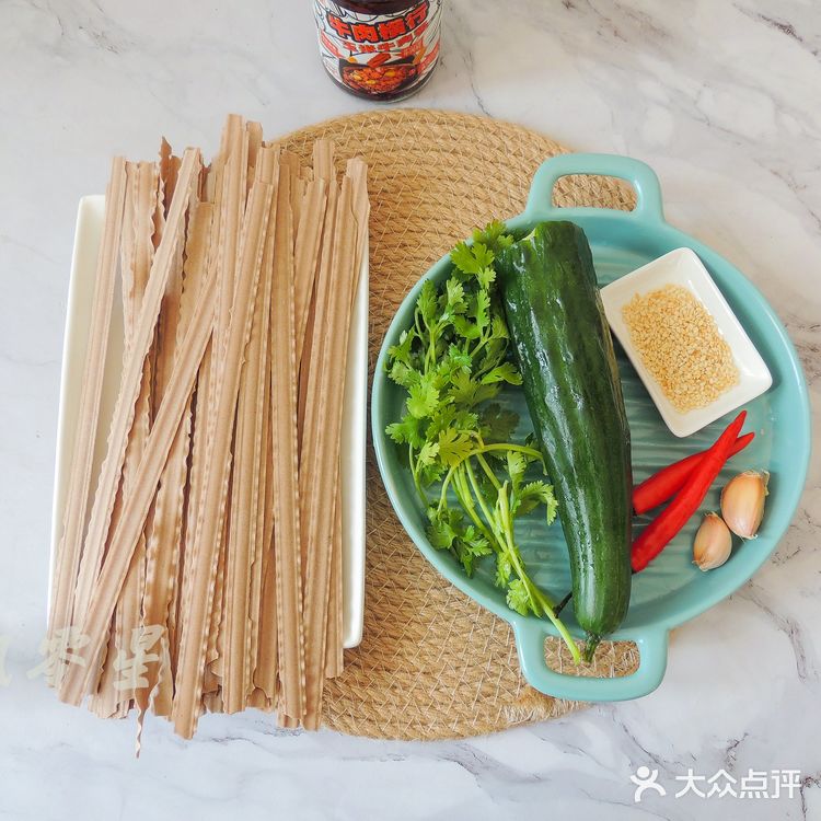 牛肉酱拌刀削面,超简单一人食