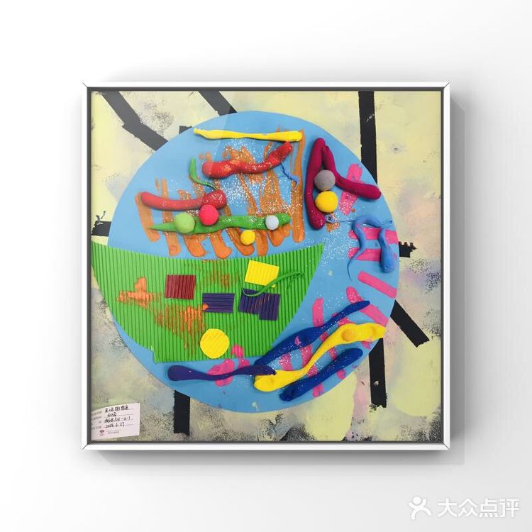 大概是不到两岁半开始在杨梅红学画画，之前都是在早教班