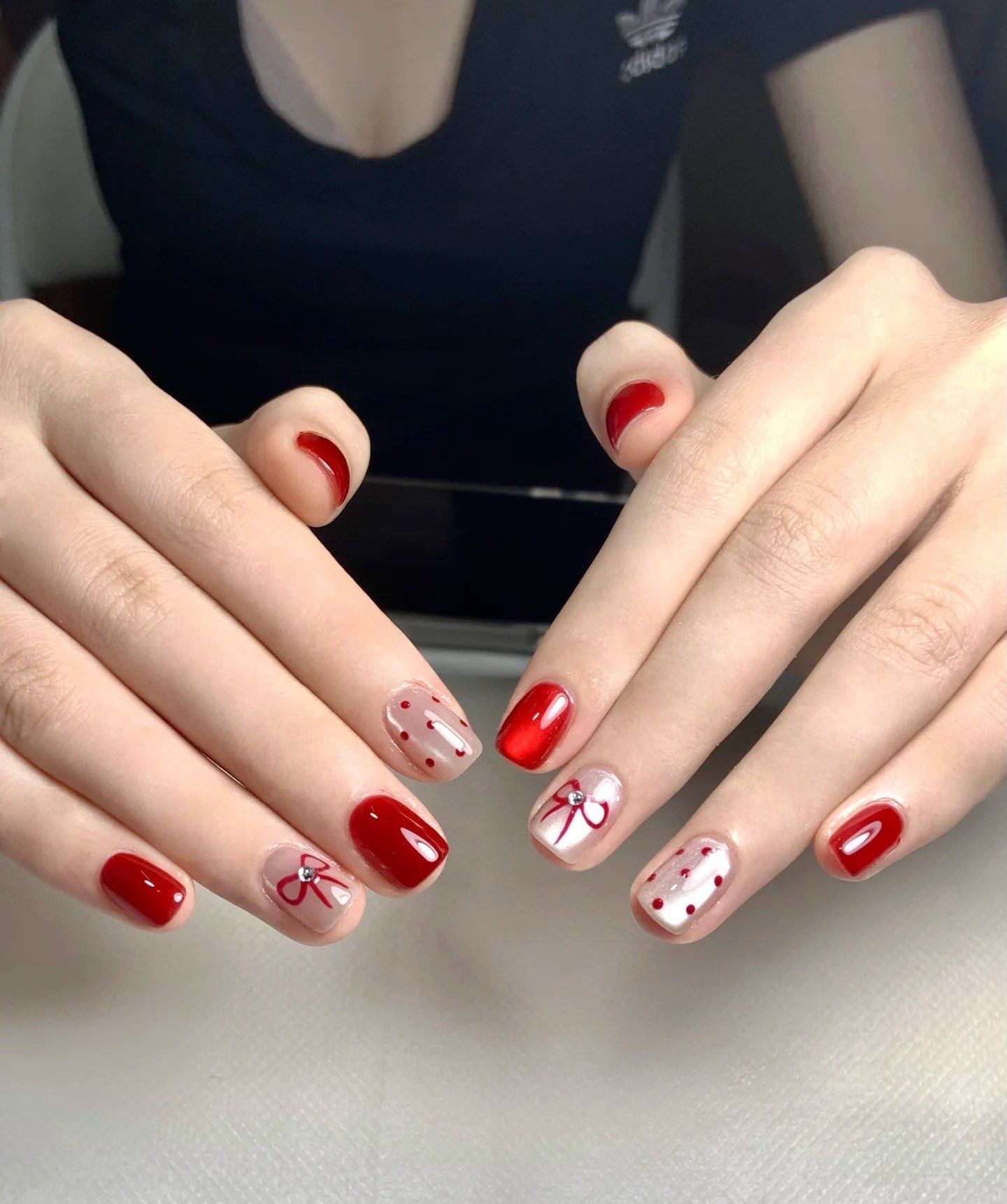 红色猫眼蝴蝶结手绘美甲