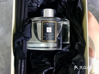 祖玛珑专门做香水，也有了护肤品，它家的包装米黄色和黑