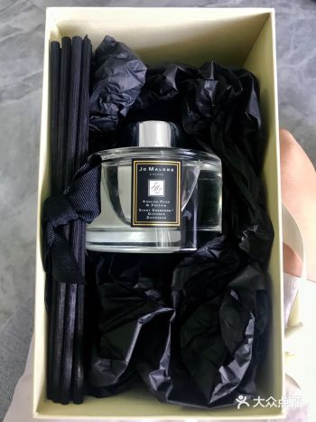 祖玛珑专门做香水，也有了护肤品，它家的包装米黄色和黑