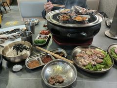 -围炉肉舍•炭烤活鳗•丹东海鲜烤肉(步行街店)