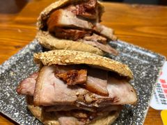 -老天桥酱肉烧饼夹肘子(天桥店)