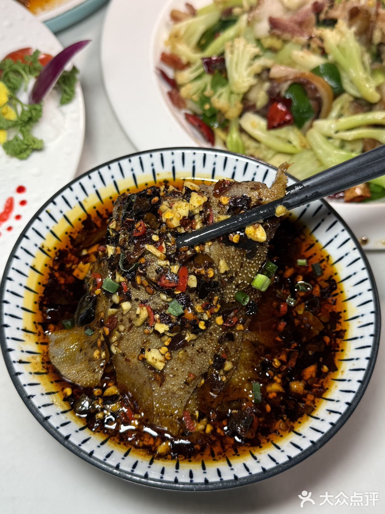 便能邂逅一家满是惊喜的江景餐厅。宽敞的大露台