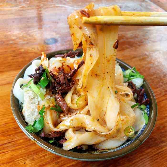 定边何老大酿皮-"位于永兴坊里面的一家小吃店,就在巷子的最.