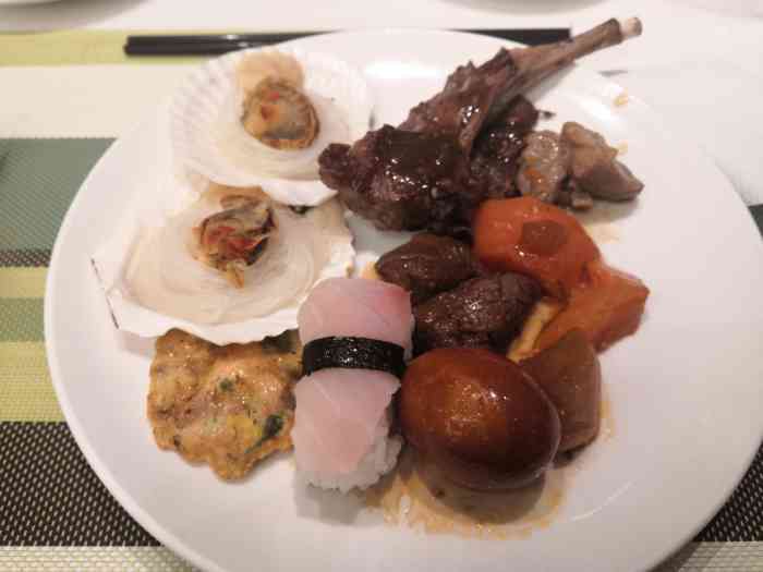 第一次来到白云宾馆吃自助餐听说这里性价比很高菜品总类还是挺多的小