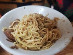 -松树干拌面店