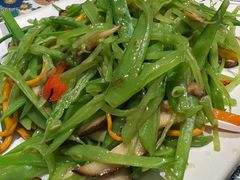 荷兰豆炒菌菇丝-云海肴·汽锅鸡·云南菜(天山百盛优客店)