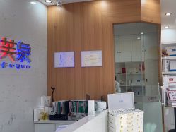 -靓芙泉专研痘痘肌