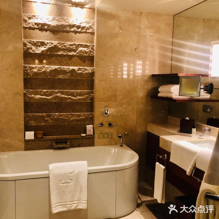 酒店地理位置非常优越，门前两条地铁线路，步行距离三分