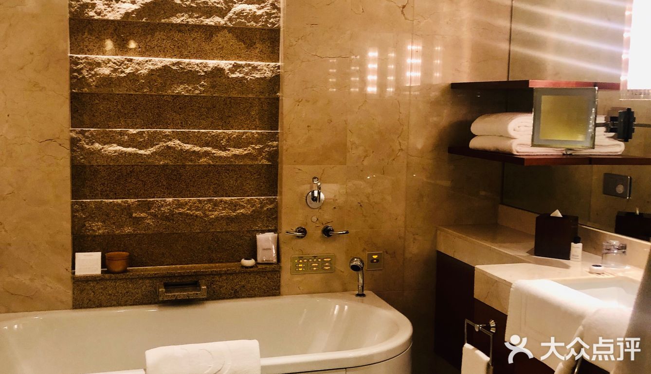 酒店地理位置非常优越，门前两条地铁线路，步行距离三分