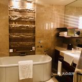 酒店地理位置非常优越，门前两条地铁线路，步行距离三分