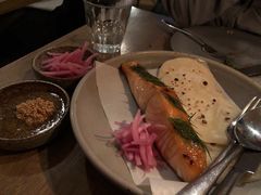 烟熏三文鱼配烤饺子皮和芥末籽酱-BOR Eatery(安福路店)