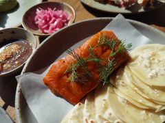 烟熏三文鱼配烤饺子皮和芥末籽酱-BOR Eatery(安福路店)