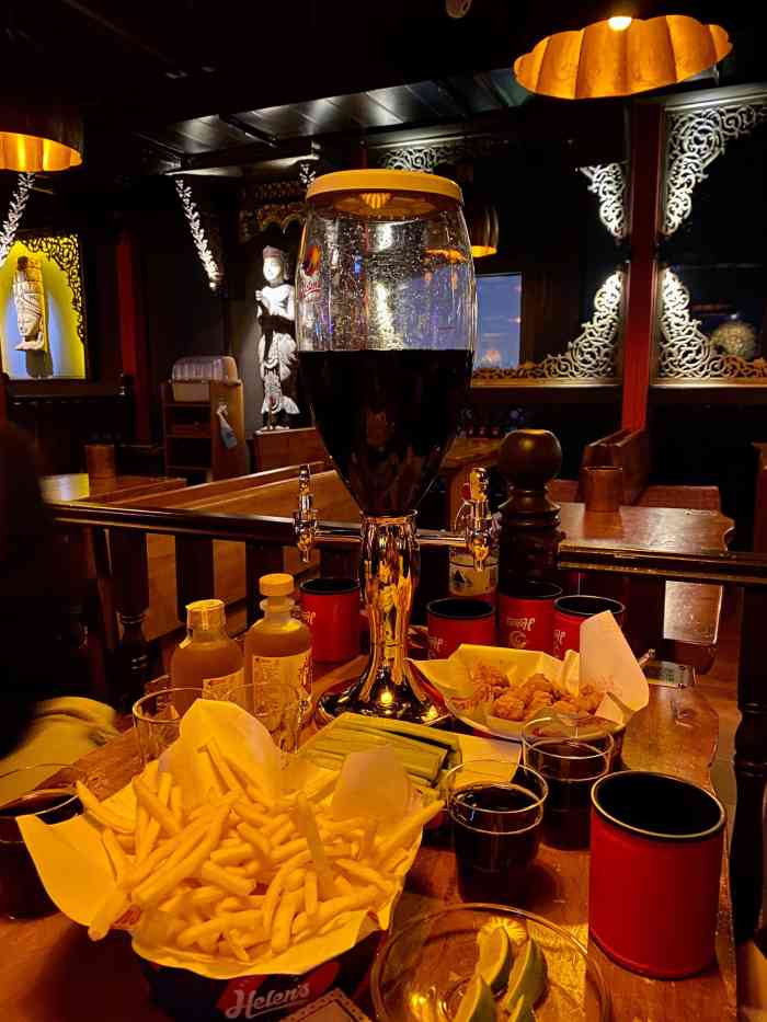 helens海伦司(大明湖店)-"[薄荷]环境:位置挺好找的,家家悦门口.