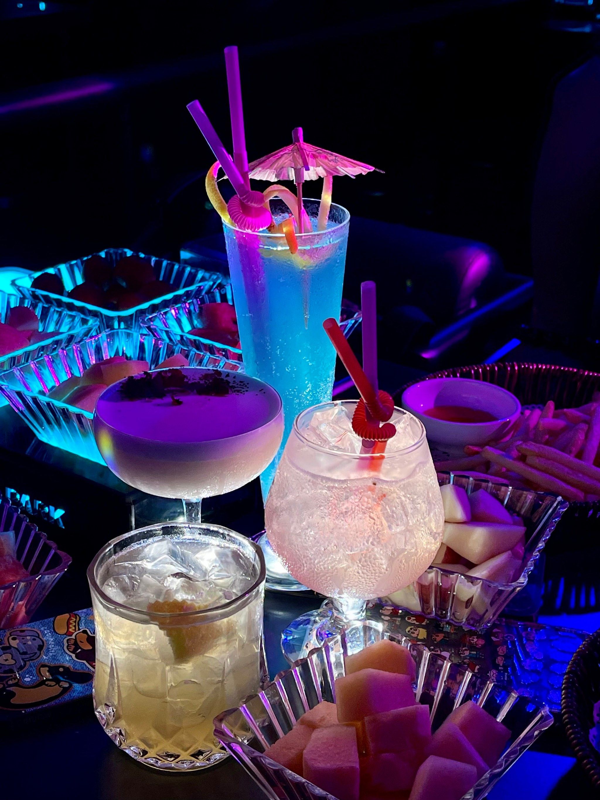 处处都是赛博朋克的元素🆒
流光溢彩的氛围拍照很出片～
这鸡尾