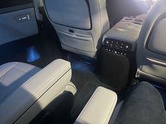 -小鹏汽车(上海静安大融城店)