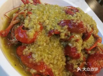 把虾壳剥掉然后把虾尾肉沾汁