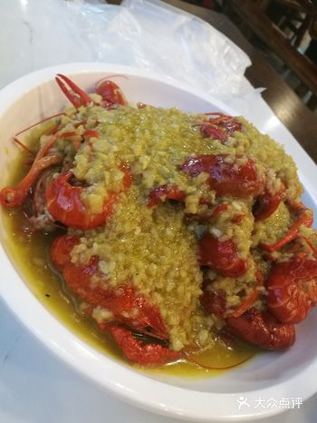 把虾壳剥掉然后把虾尾肉沾汁