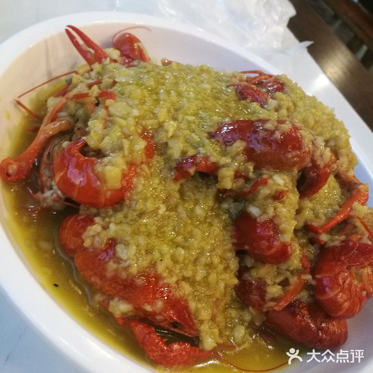 把虾壳剥掉然后把虾尾肉沾汁