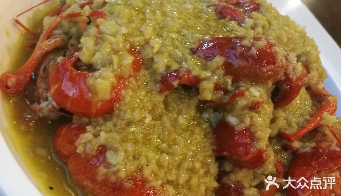把虾壳剥掉然后把虾尾肉沾汁