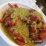 把虾壳剥掉然后把虾尾肉沾汁