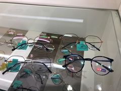 -提一眼镜·蔡司·依视路(小寨店)
