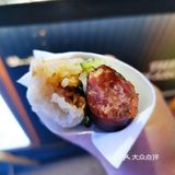 热闹武林路上“士林夜市”内的宝岛风味小吃