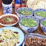 听我的！来西安第一顿吃大雁塔旁的虎子水盆羊肉