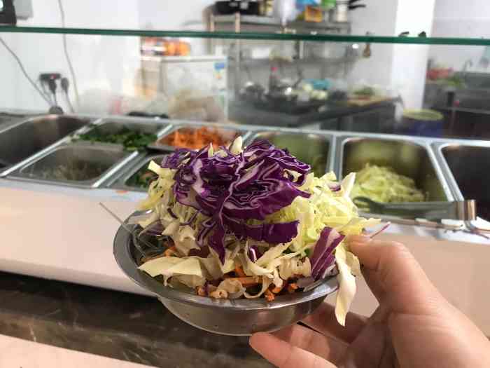 地方很好找就在永辉超市的出口处老板娘很热情手脚也很麻利鸡蛋杂粮菜