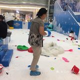 新开的游乐园 地上有层厚厚的仿真雪
