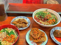 -爆炸头阿姨小四川正宗川味小吃(无任何分店)