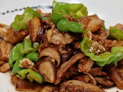 白牛肝菌小炒肉-蔼若春.传承三十年云南菜(金碧公园店)