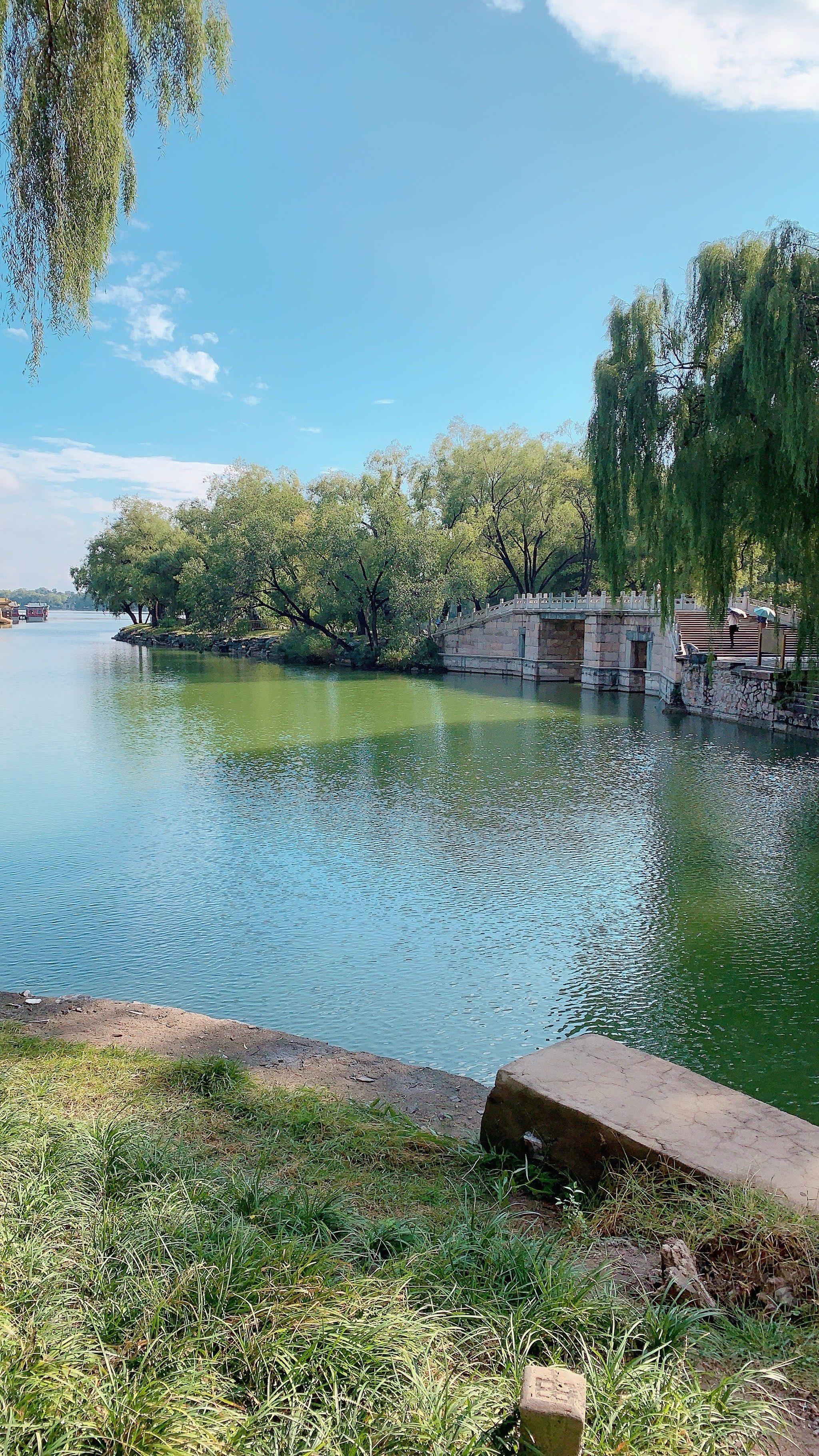 湖边漫步的悠闲时光