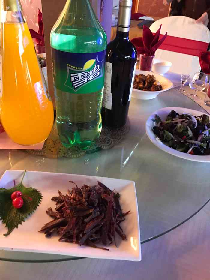 打分 场地还是比较大,但金牛宾馆现在真的很旧.婚宴菜品难吃!