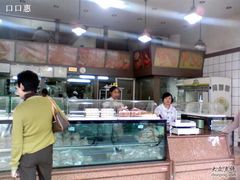 闻酥园文殊院店顾客选购中-闻酥园(青羊区人民中路店)