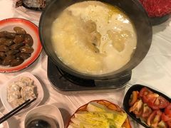 安格斯牛肉-鲜入围煮花胶鸡海鲜火锅