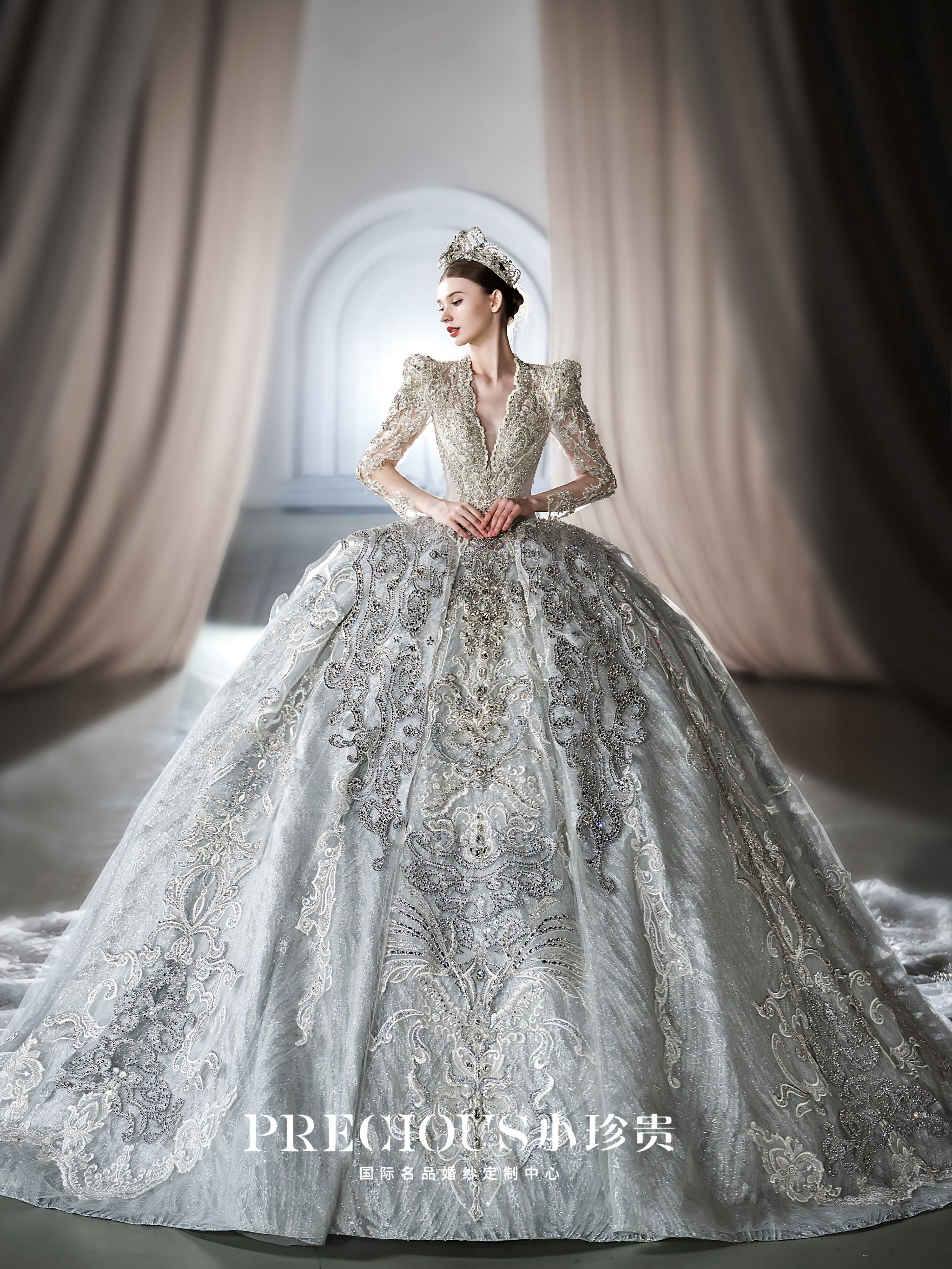 裙摆衬托出女王气质👸🏻
让新娘在婚礼上成为万众瞩目焦点✨