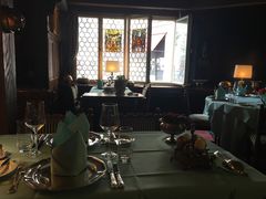 雕花窗前的餐桌-Old Swiss House