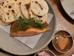 烟熏三文鱼配烤饺子皮和芥末籽酱-BOR Eatery(安福路店)