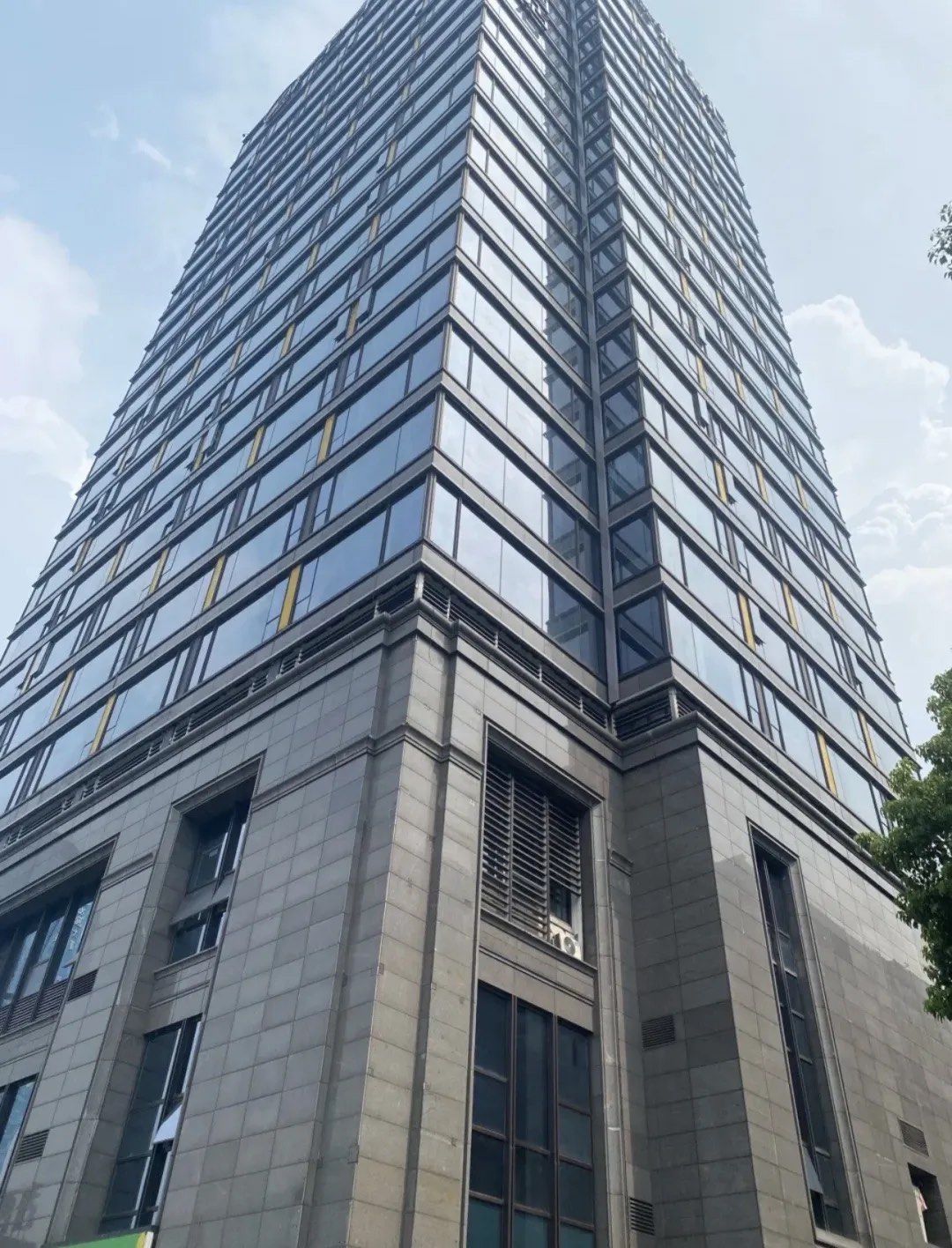 热,晚上就要游泳游起来呀,这家店开在滨江,地铁长河路下车就能看到了