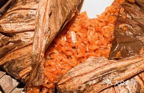 Steamed Pork Ribs with Glazed Rice in Bamboo Steamer