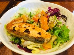 香烤三文鱼藜麦蔬菜色拉-玛格萝妮比萨屋(陆家浜路店)