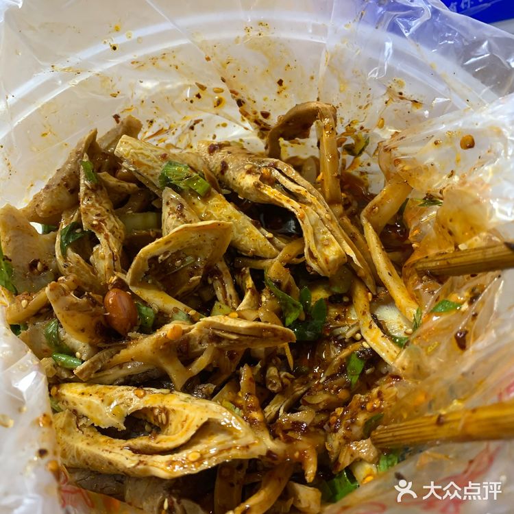 一排餐厅商铺上。但其实并不是特别显眼的位置，排队还好