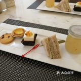 看看外面外滩车辆车来车往还是不错的