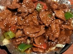 铁板黑椒牛肉-东来菜馆•手抓海鲜家常菜•海鲜锅贴(鸽子窝店)