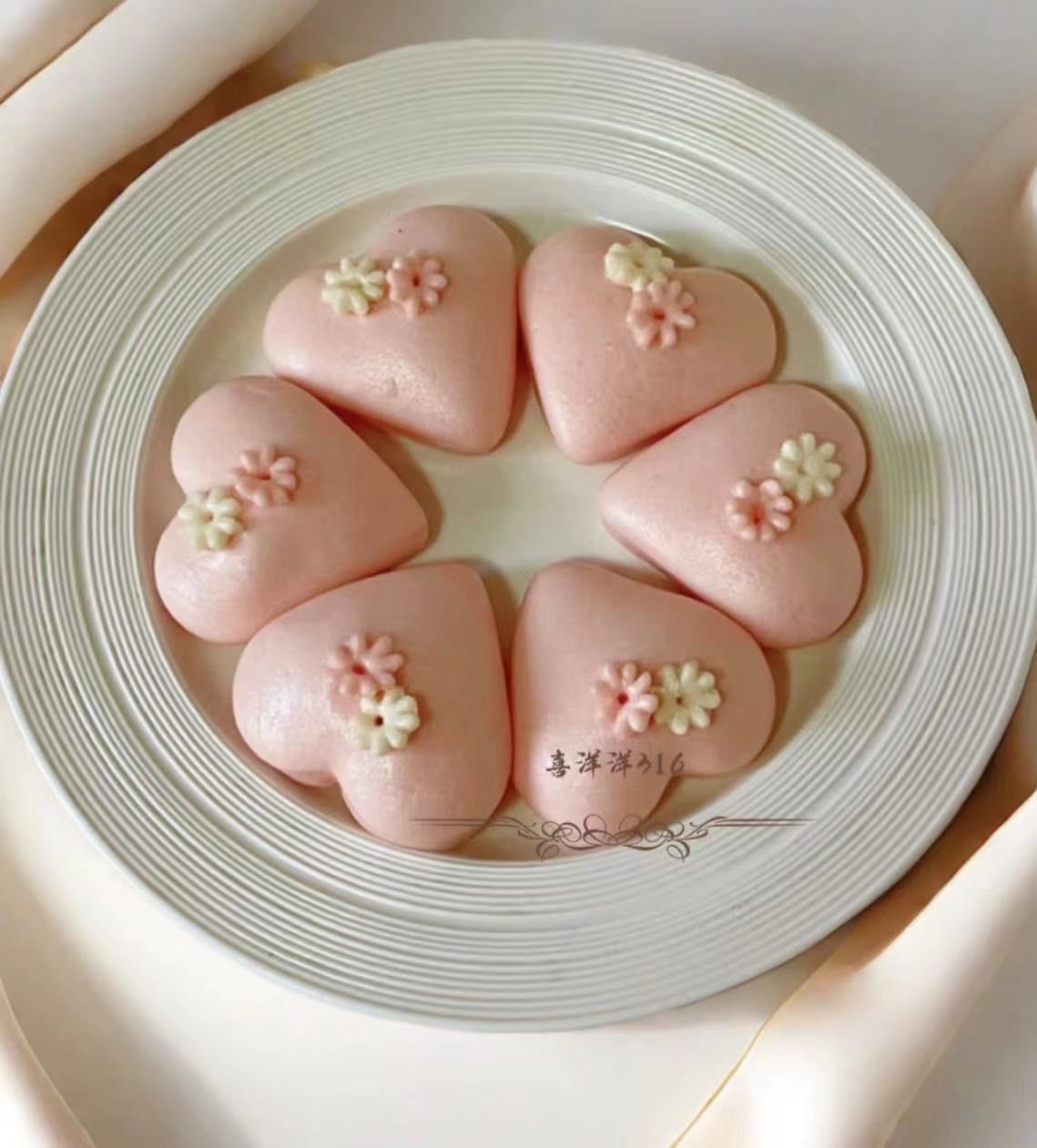 粉嫩又松软的爱心馒头