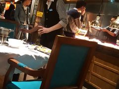 一个超赞的服务员，很勤奋工作。-领鲜活海鲜榴莲自助火锅(东门店)