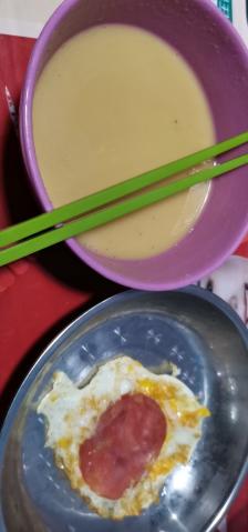 三樓有一個海南雞飯很好吃,米飯很香,推薦的.一樓的煎餅和東南亞